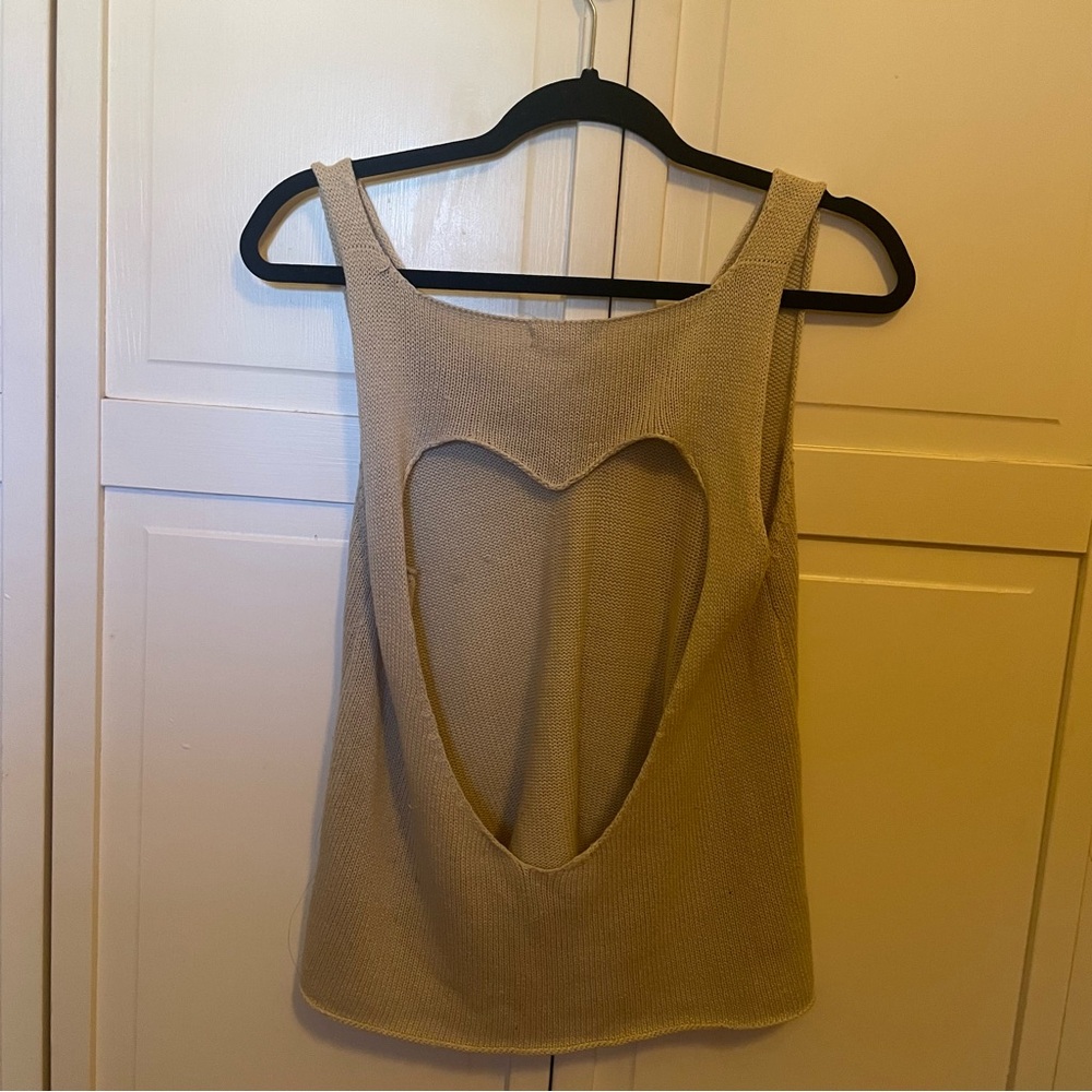 Knitted top with open back heart-shaped